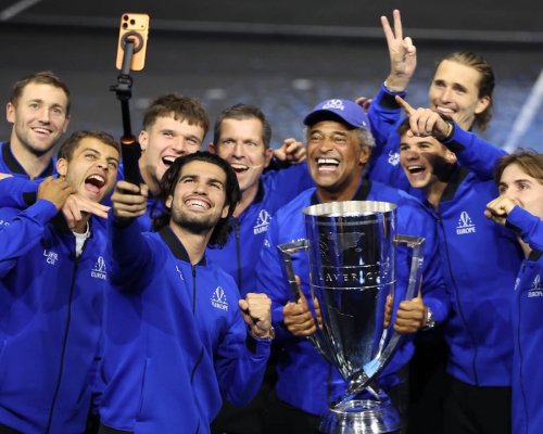 Laver Cup? Menšík poprvé slavil, Agassi si vychutnal Zvereva, největší ovace ale patřily Alcarazovi