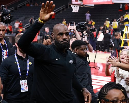 LeBron už chtěl skončit. Přesvědčili ho Maxey i Embiidův nesplněný sen