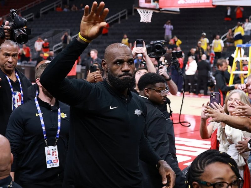 LeBron už chtěl skončit. Přesvědčili ho Maxey i Embiidův nesplněný sen