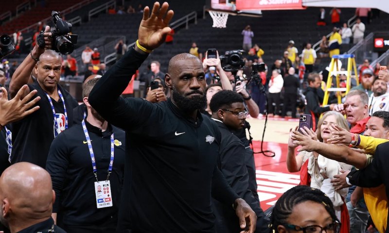 LeBron už chtěl skončit. Přesvědčili ho Maxey i Embiidův nesplněný sen