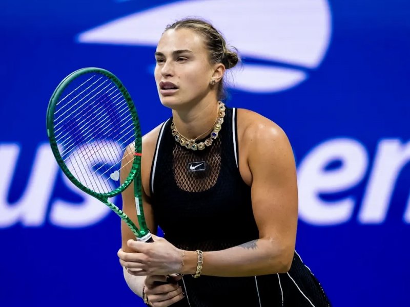 Dvě rozbité rakety a vulgární vzkaz. Sabalenková dostala vysokou pokutu za výlev ve finále US Open