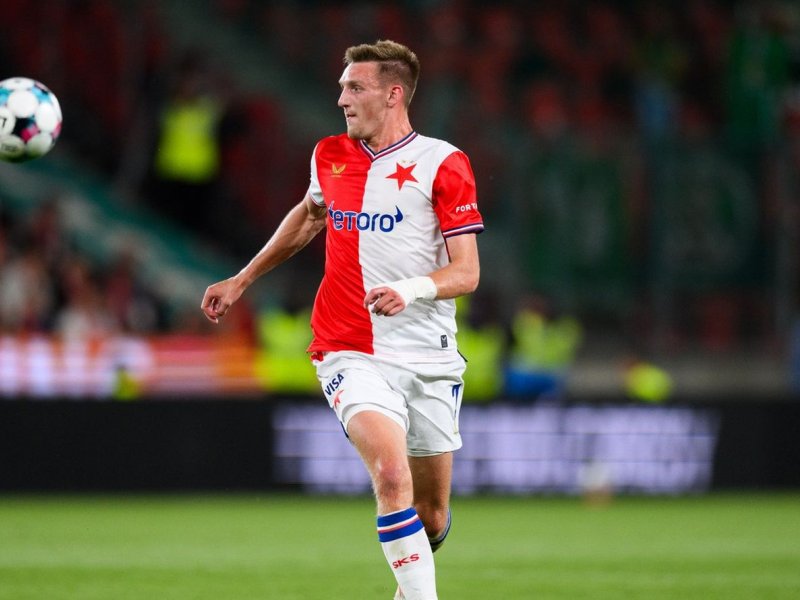 Přestupy v Česku se utrhly ze řetězu, říká agent Chaloupka. Proč opora Slavie neodešla do zahraničí?