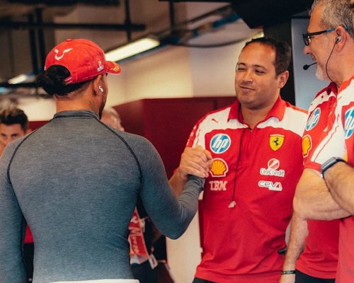 Dusno ve Ferrari: Leclerc vytlačil Hamiltona na trávu, Brit pak zkritizoval přístup týmu