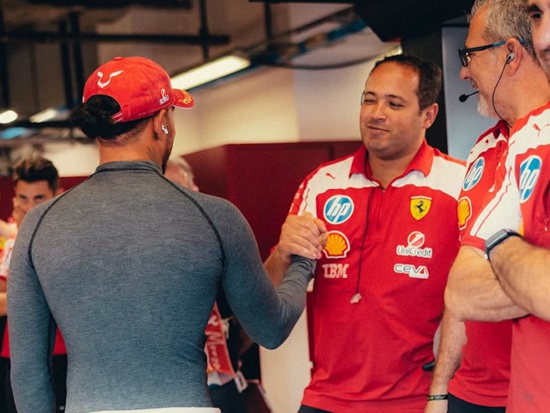 Dusno ve Ferrari: Leclerc vytlačil Hamiltona na trávu, Brit pak zkritizoval přístup týmu
