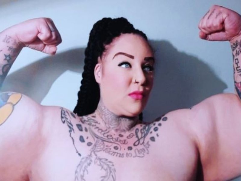 Zapomeňte na Terminátora! Tato žena má bicepsy o devět centimetrů větší a muži jí padají k nohám