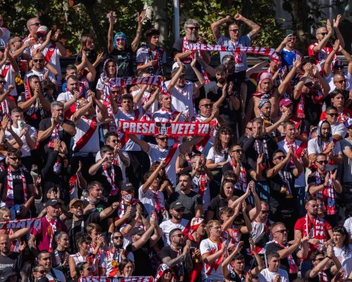 Ostuda v LaLize. Zápas se nedohrál, fanoušci házeli na hřiště míčky, sendviče i sedadla