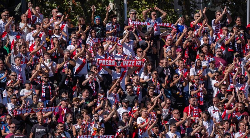 Ostuda v LaLize. Zápas se nedohrál, fanoušci házeli na hřiště míčky, sendviče i sedadla