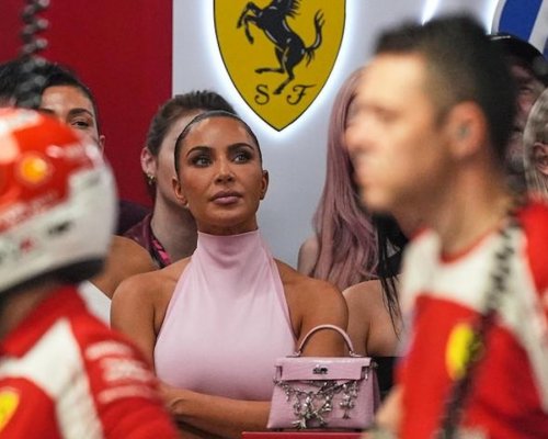 V Monaku ho odpálkovala, v Singapuru už se usmívala. Kardashian napravila přešlap vůči legendě F1