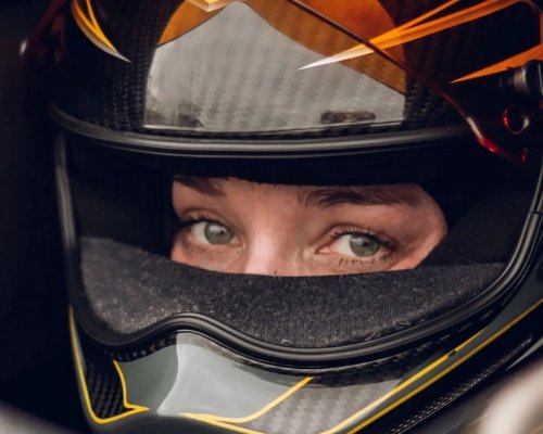 Z nuly na 160 km/h za sekundu. V nejšílenějším motorsportu planety ženy pravidelně porážejí muže