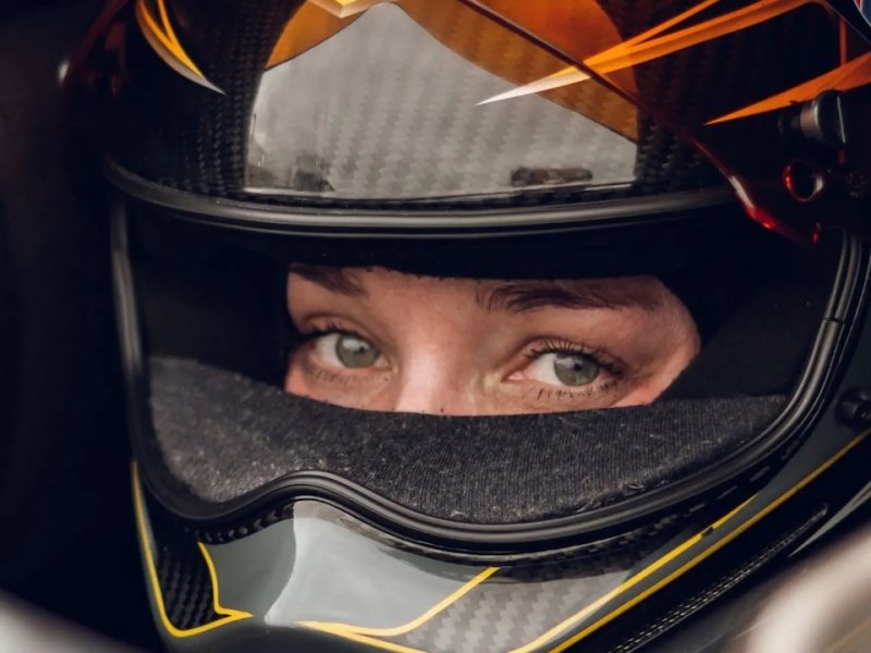 Z nuly na 160 km/h za sekundu. V nejšílenějším motorsportu planety ženy pravidelně porážejí muže