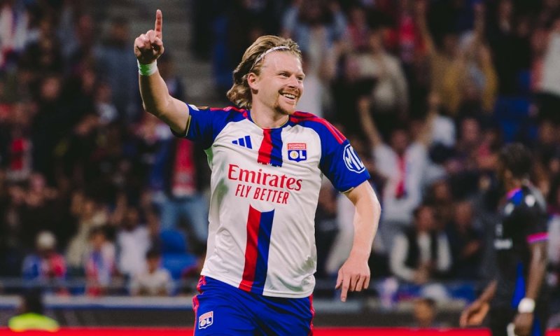 Šulc zase úřadoval! Lyon otočil zápas s Nice, přežil červenou kartu a vyšvihl se do čela Ligue 1
