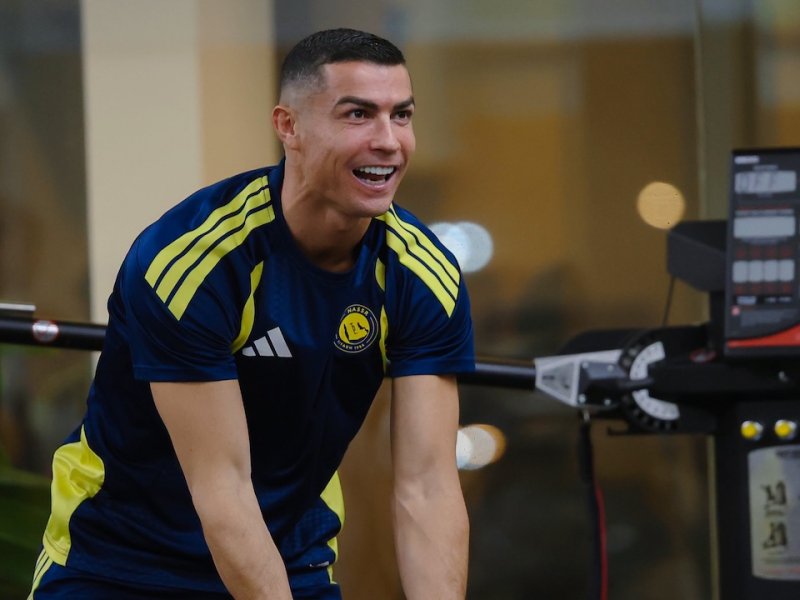 Kvaratskhelia zažívá fotbalové peklo."To nejlepší tě teprve čeká," poslal mu silný vzkaz Ronaldo