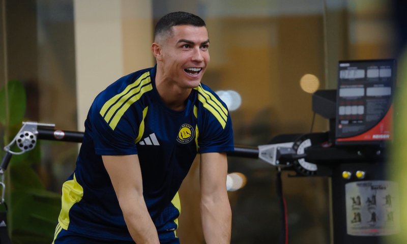 Kvaratskhelia zažívá fotbalové peklo."To nejlepší tě teprve čeká," poslal mu silný vzkaz Ronaldo