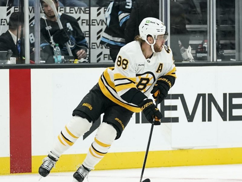 Pastrňák slaví v NHL další trefu, produktivní byl i Hertl. Výhry vychytal Dostál a Vejmelka
