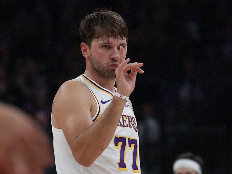 Dončić předvedl první padesátku sezony NBA! Lakers spasil 52 body a osmi trojkami