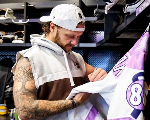 Před Pastrňákem už jsou jen Esposito a Bucyk. Jeho rekord by mohl překonat v závěru sezony 2028/2029
