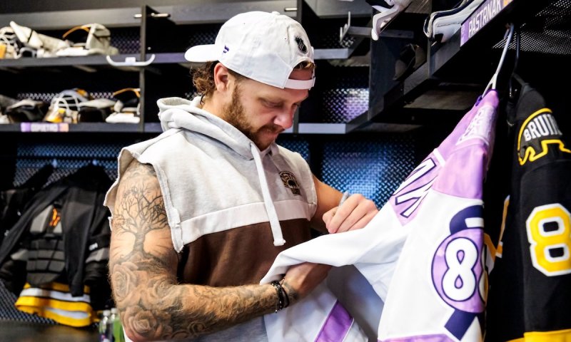 Před Pastrňákem už jsou jen Esposito a Bucyk. Jeho rekord by mohl překonat v závěru sezony 2028/2029