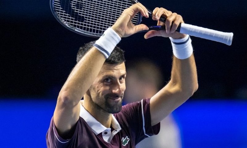 Třiatřicet výher nad Francouzi v řadě! Djokovič po obratu odmítá konec sezony a dál živí naději na rekordní účast na Turnaji mistrů