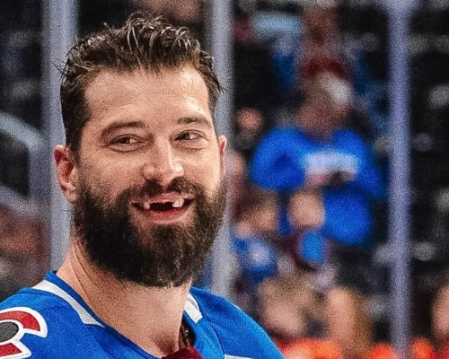 Funkční veterán Burns sekl Cheliose a dál může stíhat svatou trojici Coffey, Lidström a Bourque