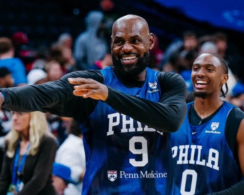 LeBron poprvé pobláznil Philadelphii. Smečoval, pálil trojky a stihl i hlídat Maxeyho dceru